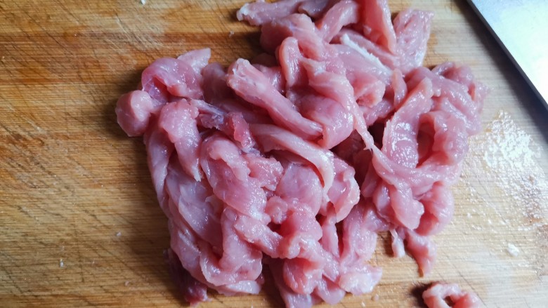 千张肉丝,猪肉洗干净,切成丝