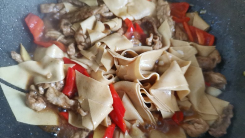 千张肉丝,下入红椒翻炒至断生,即可出锅