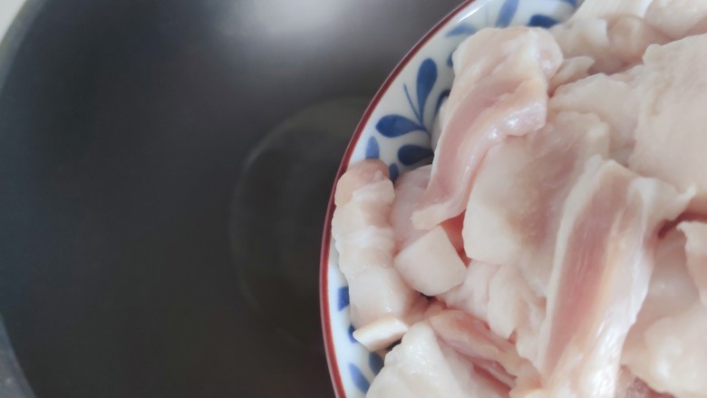 五花肉炒茭白,锅内烧热少许食用油,然后下五花肉