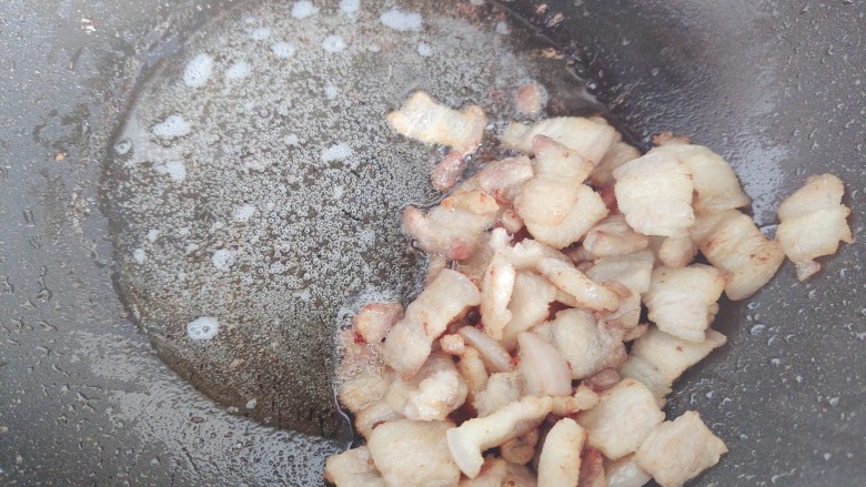 五花肉炒茭白,煸炒至五花肉稍稍变成金黄色,并且有油脂分泌出来,拨到一边