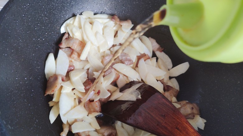 五花肉炒茭白,加适量料酒