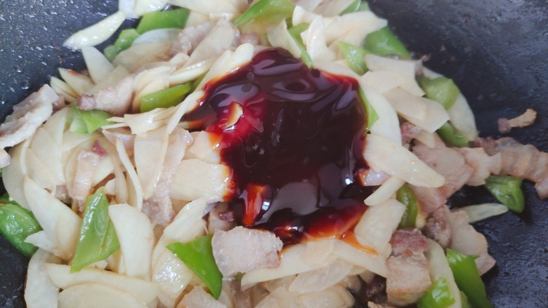 五花肉炒茭白,加适量蚝油,翻炒均匀,即可