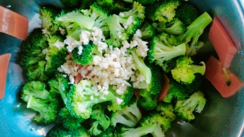 凉拌蒜蓉西兰花,倒出凉水,放入蒜末,