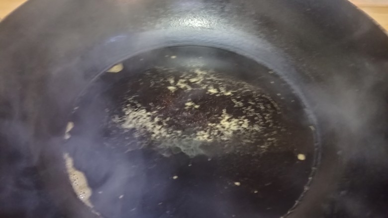 皮蛋炒青椒,大火煮开,看到冒泡即调成小火