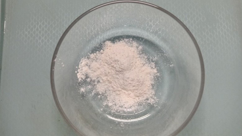 皮蛋炒青椒,准备一只小碗,放入两勺面,加少量清水勾芡