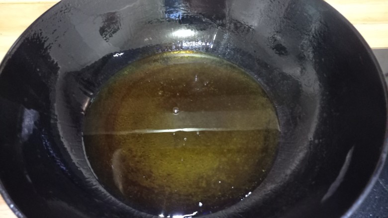 皮蛋炒青椒,热油倒出,加入凉油,比平常炒菜的油多一点即可