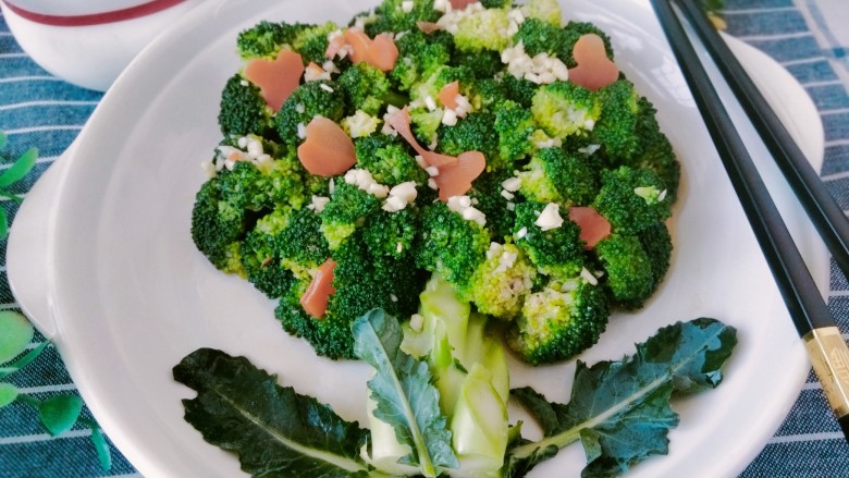 凉拌蒜蓉西兰花,搅拌均匀,装盘即可食用!