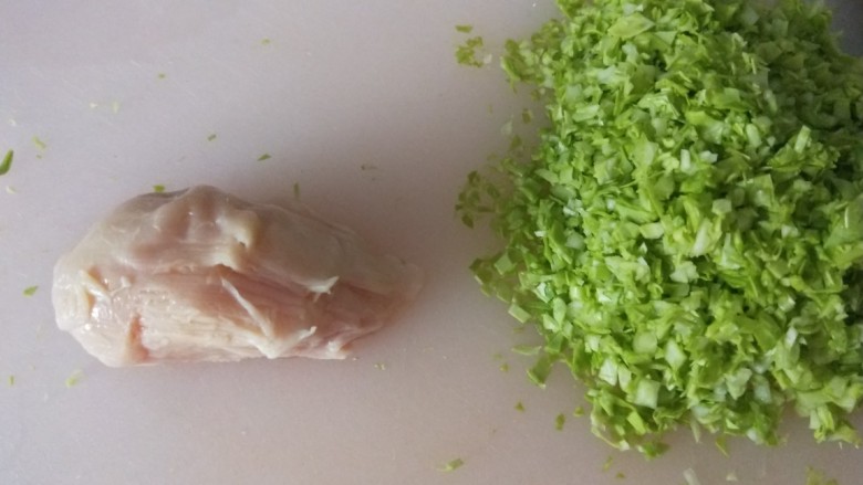 蔬菜肉饼,将鸡肉解冻,包菜切碎