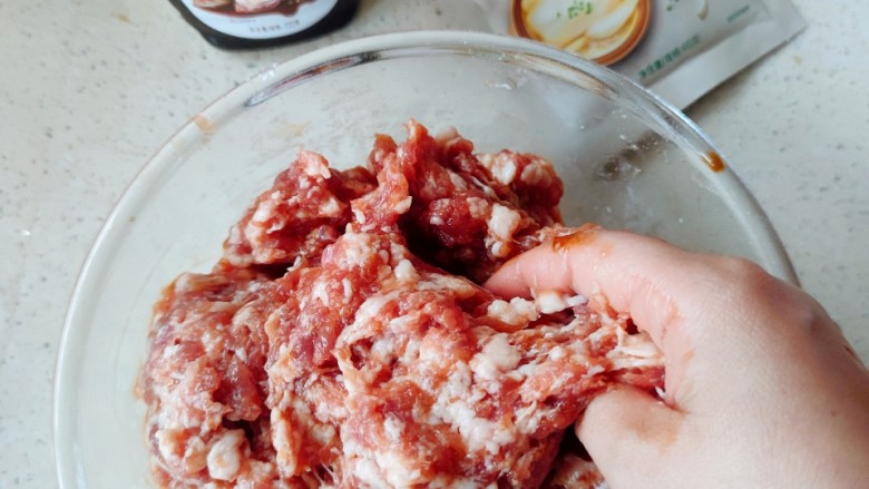 肉丸蒸丝瓜,加点白糖提鲜,将肉糜抓揉入味