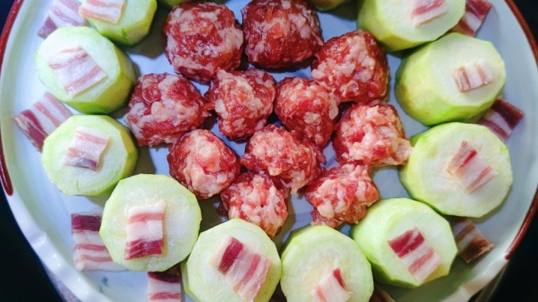 肉丸蒸丝瓜,<a style='color:red;display:inline-block;' href='/shicai/ 426'>咸肉</a>切成小片放在丝瓜上,这样蒸出的丝瓜味道非常鲜美。上锅蒸十五分钟