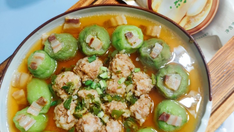肉丸蒸丝瓜,丝瓜蒸出汤汁,咸肉片有点缩小 ,说明蒸熟了