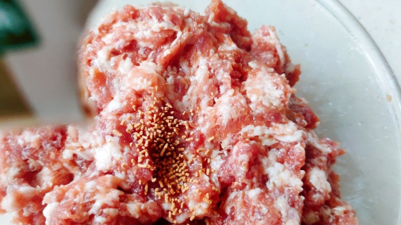 肉丸蒸丝瓜,倒入太太乐原味鲜鸡鲜调味料