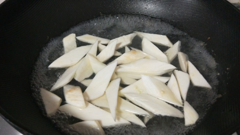 五花肉炒茭白,我又用一口锅加入适量水烧开,焯一下茭白捞出来。