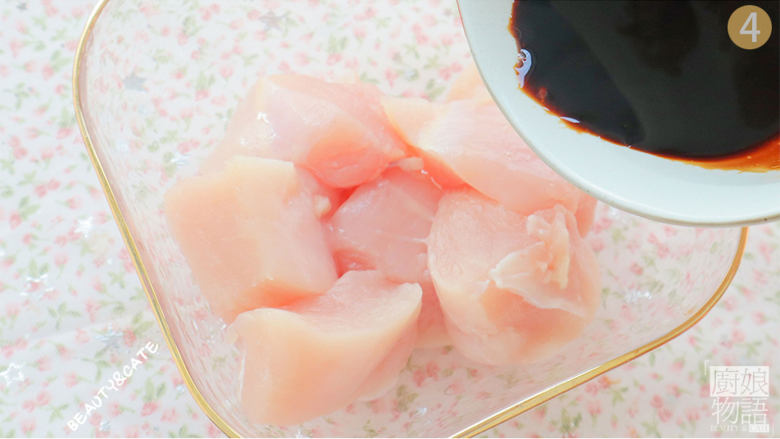 夜宵不吃点撸串?你的夏天就白过了!,把酱汁倒入鸡肉中搅匀腌制半小时。