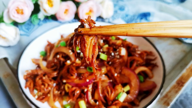 辣炒鱿鱼丝,香辣下饭!
