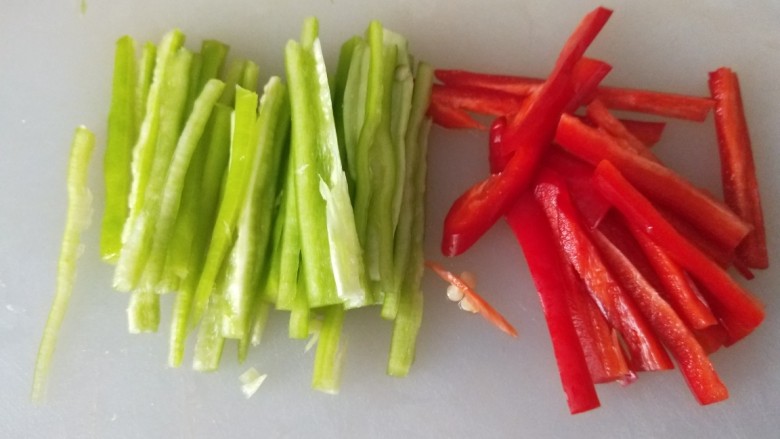 千张肉丝,准备配菜,青椒,小米辣