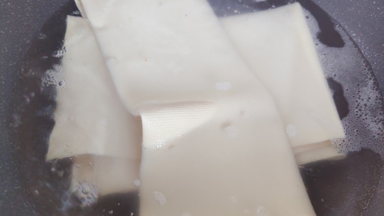 千张肉丝,锅内煮适量清水,水开后放入千张,煮30秒