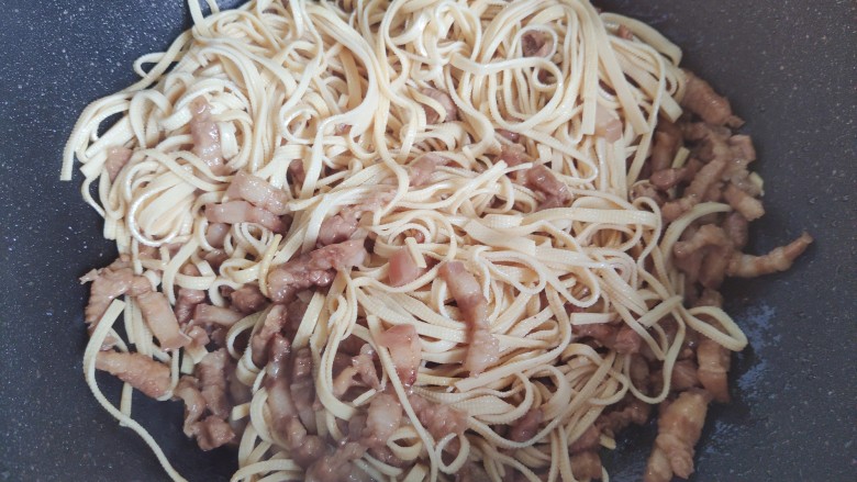 千张肉丝,加入千张丝,翻炒均匀