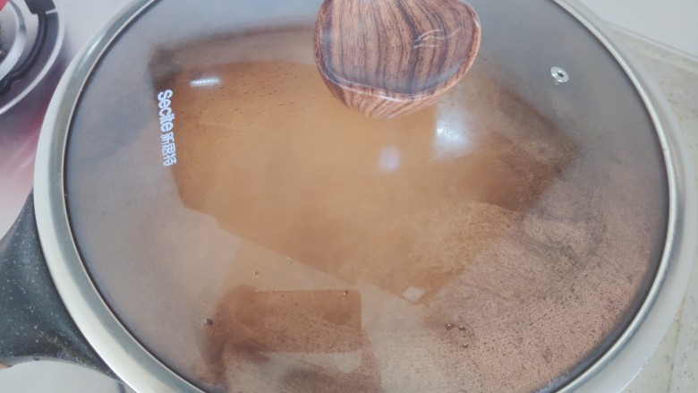 千张肉丝,盖上锅盖,转小火,焖煮两分钟