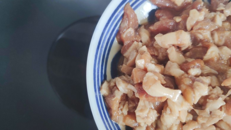 千张肉丝,起油锅,待油热,下肉丝