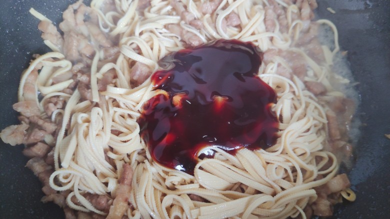 千张肉丝,加适量蚝油,翻炒均匀