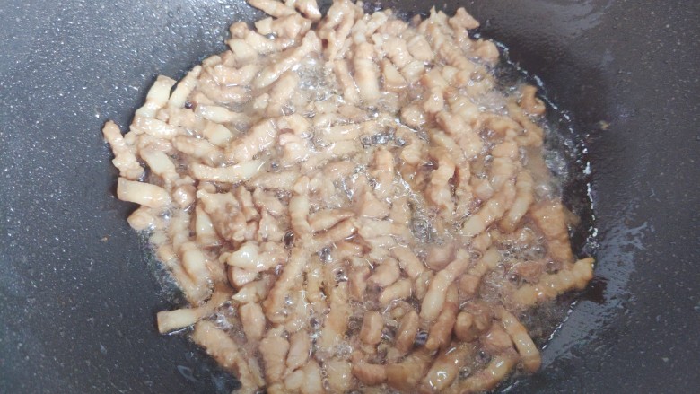 千张肉丝,翻炒至肉丝变色