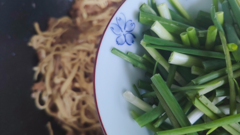 千张肉丝,加入葱段,翻炒均匀,即可
