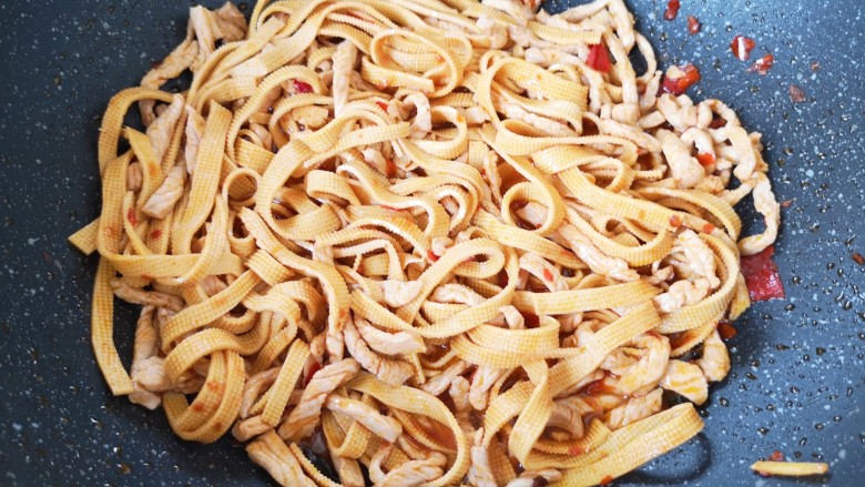 千张肉丝,加小半碗开水焖炒2分钟,让千张丝充分入味。