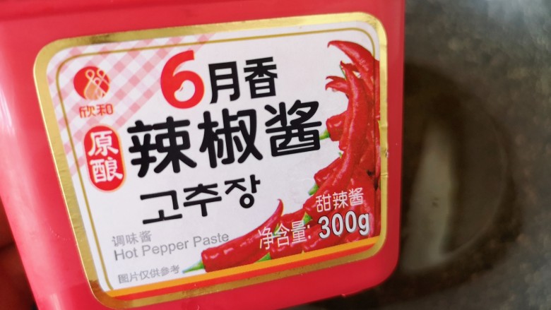 辣炒鱿鱼丝,炒锅内倒适量的食用油烧热,准备好葱伴侣6月香辣椒酱。