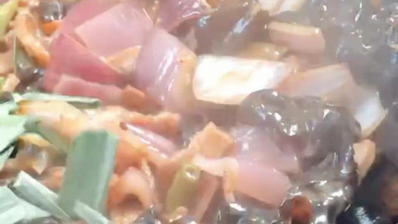 洋葱拌牛肉,撤上大蒜,翻炒均匀