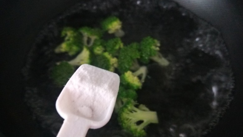 凉拌蒜蓉西兰花,西蓝花倒入开水锅焯一水,同时加入一勺盐保持绿色。