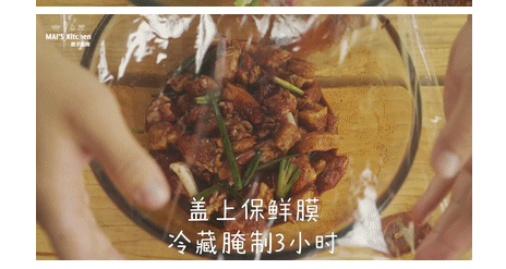 粽子一定要吃咸的|咸蛋黄肉粽最经典,盖上保鲜膜,冷藏腌制3小时。