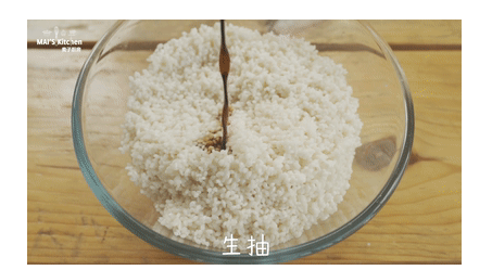 粽子一定要吃咸的|咸蛋黄肉粽最经典,将<a style='color:red;display:inline-block;' href='/shicai/ 498'>糯米</a>提前用冷水浸泡3小时,取出沥干水分,加入生抽,老抽,白砂糖。搅拌均匀腌制1小时。