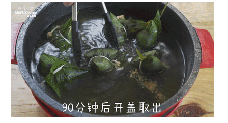 粽子一定要吃咸的|咸蛋黄肉粽最经典,美食锅中加入清水,放入粽子,盖上上盖,煮90分钟后开盖取出即可。