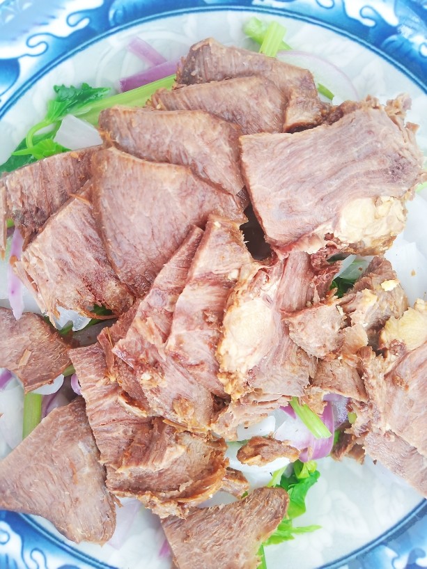 洋葱拌牛肉,加入切好的卤牛肉,葱花,蒜沫。
