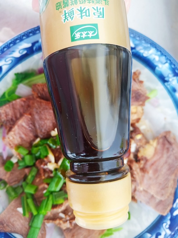 洋葱拌牛肉,加入一勺原味鲜,一勺<a style='color:red;display:inline-block;' href='/shicai/ 768'>香醋</a>。