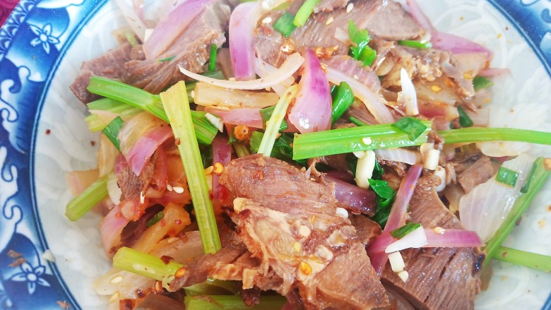 洋葱拌牛肉,盛出宝贝要吃的,我们的加一勺油辣椒,适量<a style='color:red;display:inline-block;' href='/shicai/ 748'>花椒油</a>。