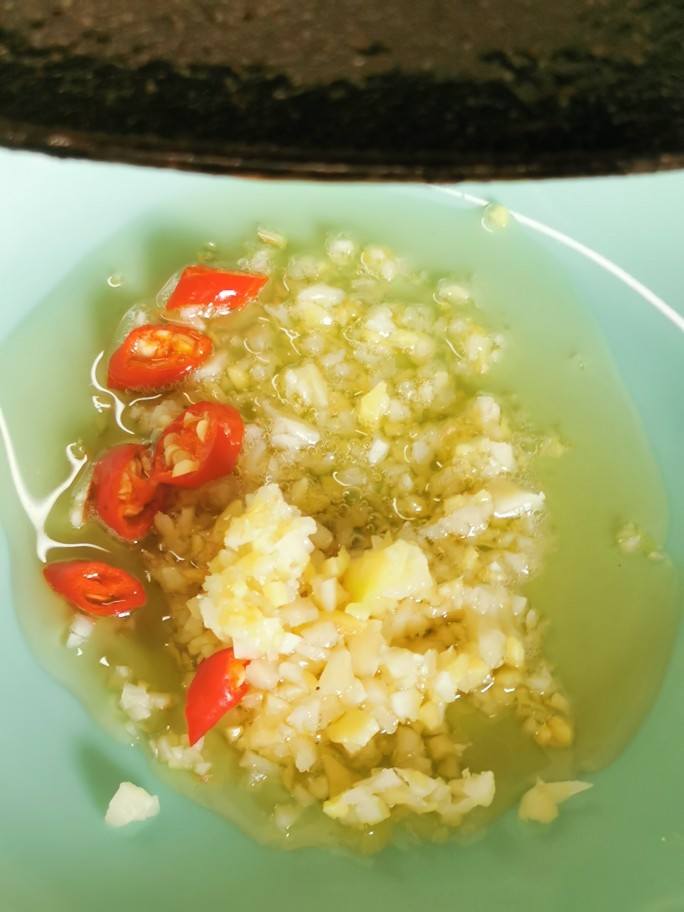 洋葱拌牛肉,热花椒油倒入姜蒜蓉中，加盐和白糖拌匀备用。