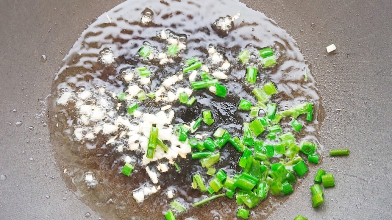 皮蛋炒青椒,锅中烧油,加入葱蒜爆香。