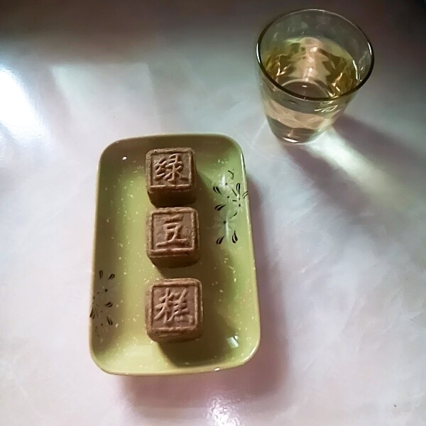 绿豆糕,一杯薄荷水，一份绿豆糕，一心一客的享受。