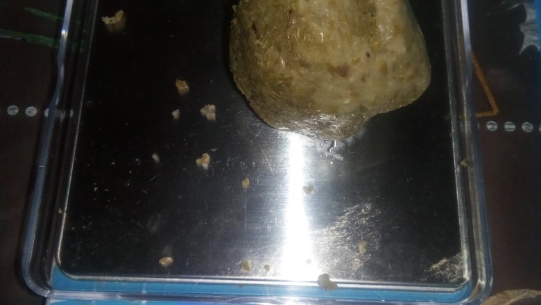 绿豆糕,取剂子,称50克。