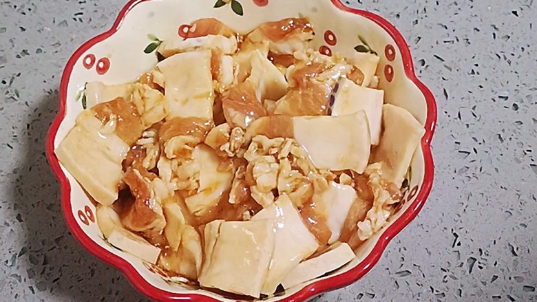 五花肉炒茭白,搅拌均匀,腌制10分钟