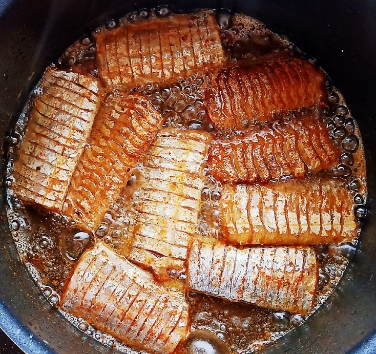 肠肠久久,连年有鱼,带鱼煎至表面金黄即可。