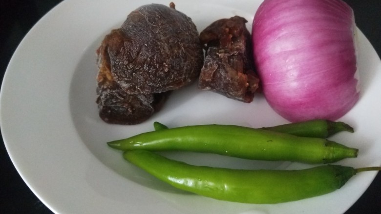 洋葱拌牛肉,卤牛肉200克,洋葱半个,<a style='color:red;display:inline-block;' href='/shicai/ 80'>杭椒</a>三个。