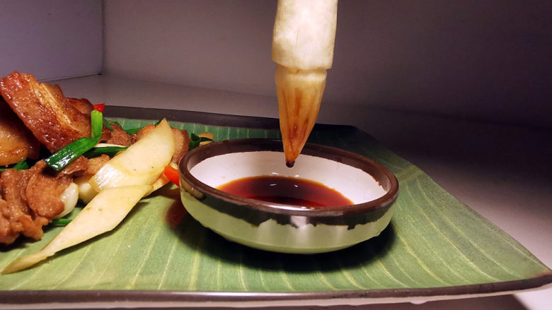 五花肉炒茭白,五花肉沒腌过,所以用茭白化成笔,准备蘸酱