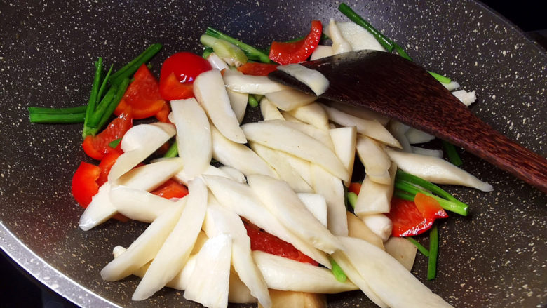 五花肉炒茭白,加入茭白,用盐,鸡精调味