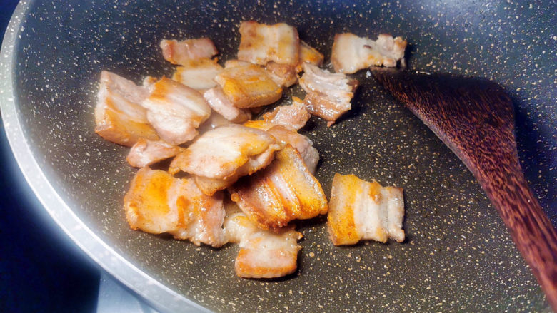 五花肉炒茭白,五花肉煸出油脂后,取出,油脂过多可以倒一些出来备用