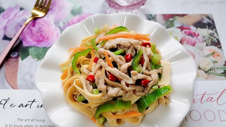 千张肉丝,拍上成品图,一道美味的千张肉丝就完成了。