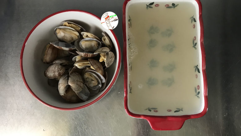花蛤丝瓜汤,余下的汤水倒出来静置片刻,将泥沙沉底,上面的清汤倒出来煮汤用
