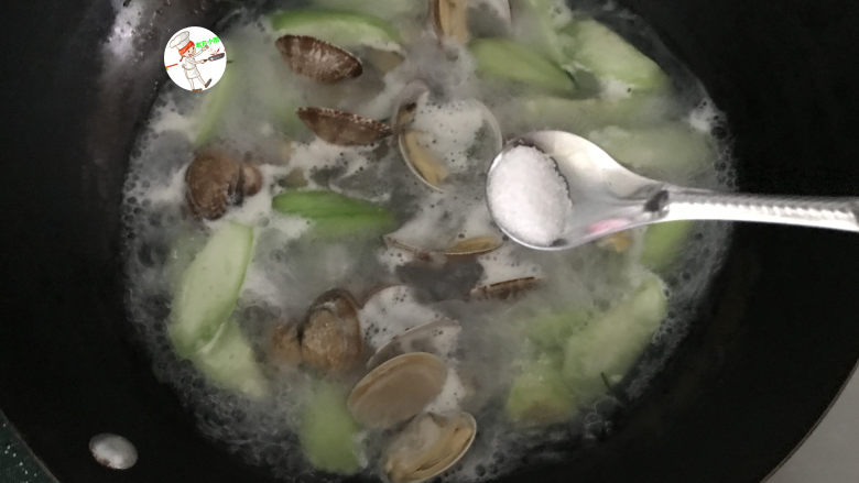 花蛤丝瓜汤,最后根据自家口味,加入少许的食盐调味